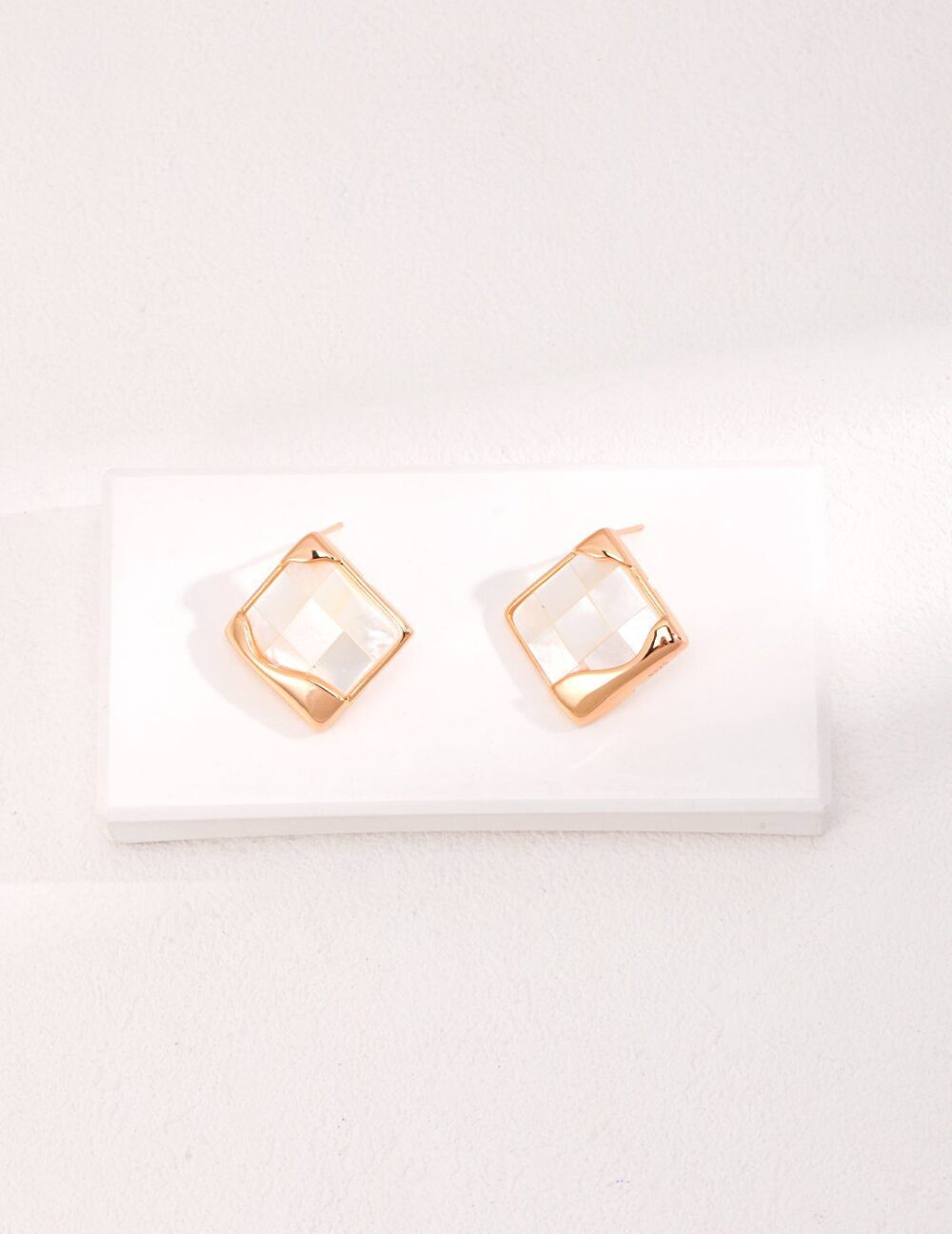 Refined Radiance Shell Studs